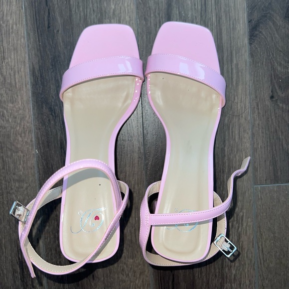 Brand new sandals - Picture 4 of 4
